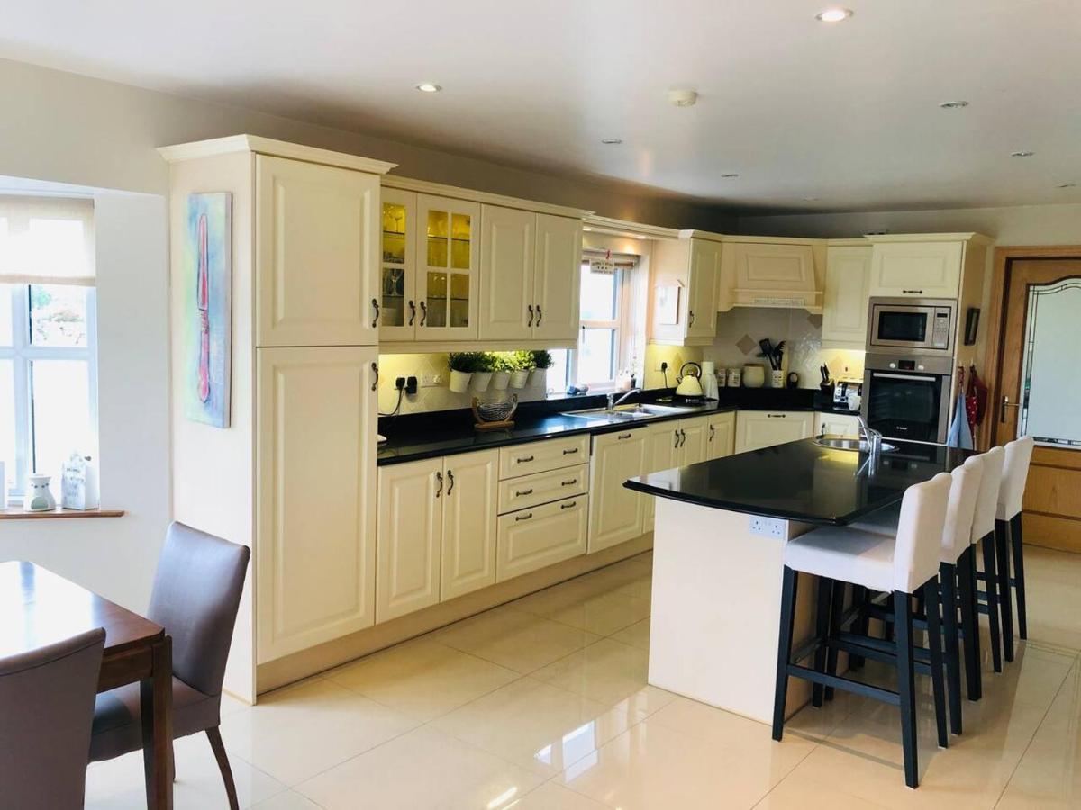 Connemara. 3 Bedroom, 8 Bed, Holiday Home Голуей Екстериор снимка