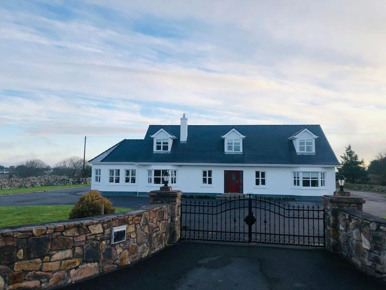 Connemara. 3 Bedroom, 8 Bed, Holiday Home Голуей Екстериор снимка