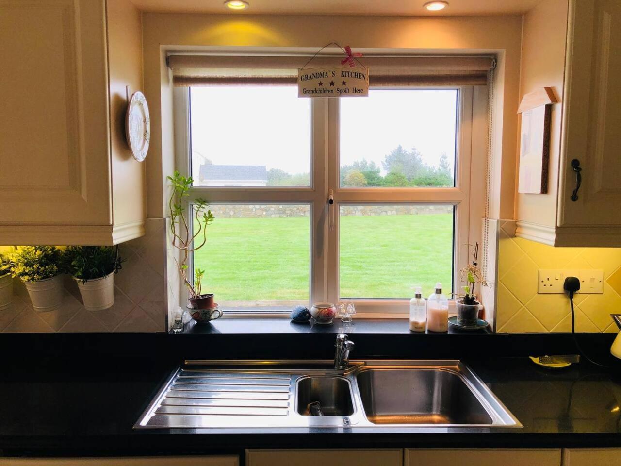 Connemara. 3 Bedroom, 8 Bed, Holiday Home Голуей Екстериор снимка