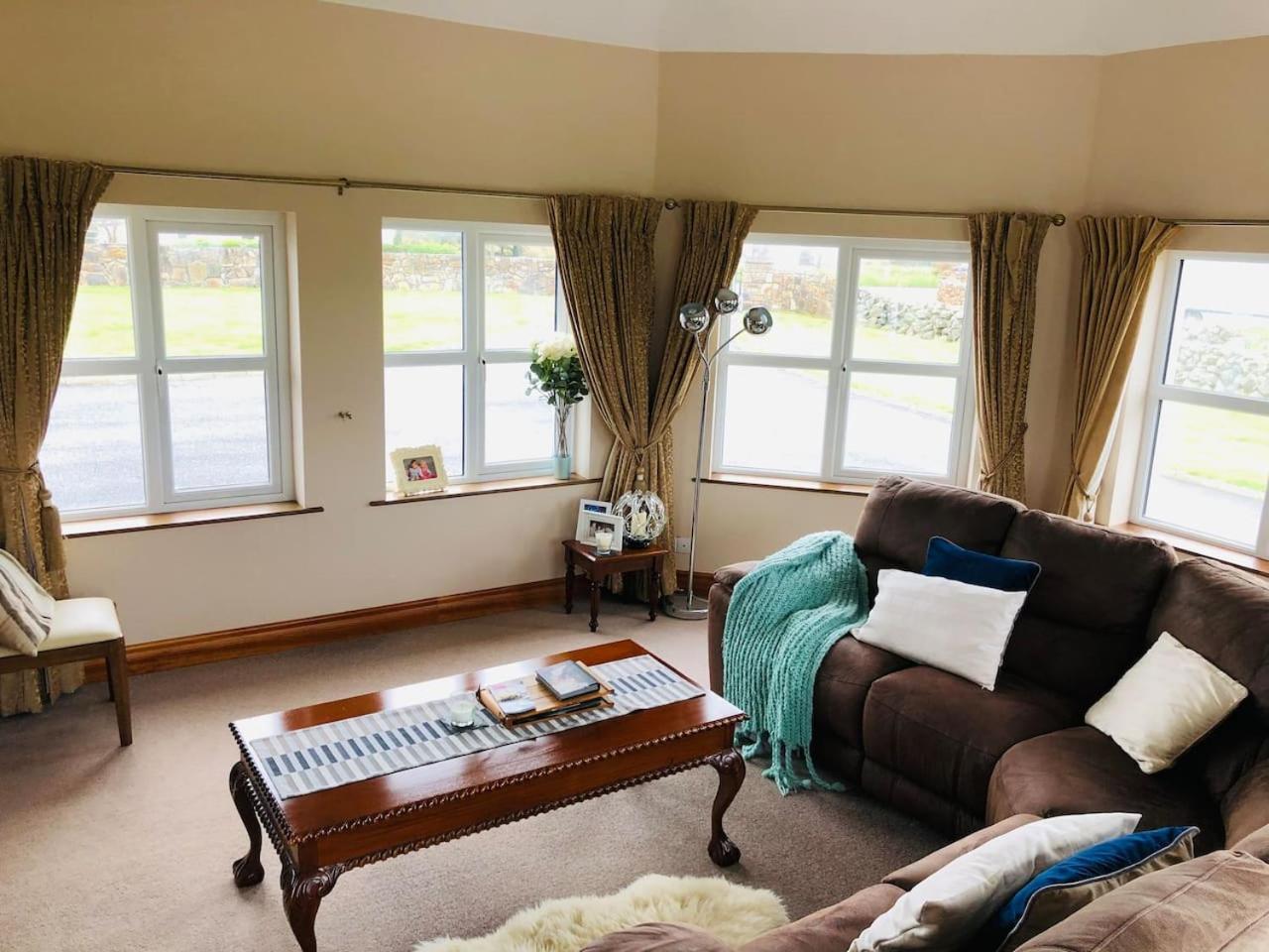 Connemara. 3 Bedroom, 8 Bed, Holiday Home Голуей Екстериор снимка